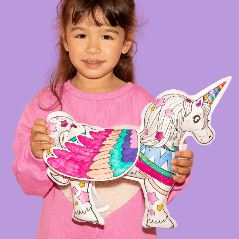 Coloriage gonflable géant - Licorne - Ara Créative, vue d'ambiance d'une enfant avec sa création