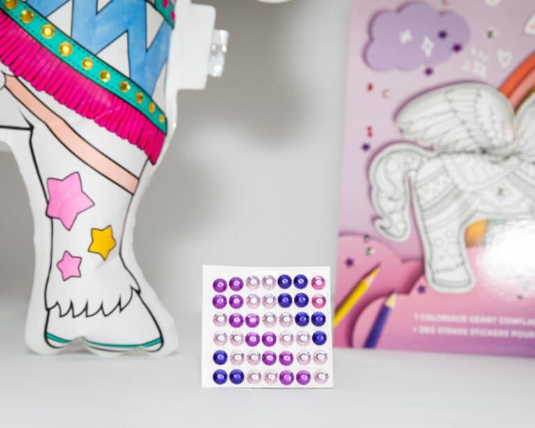 Coloriage gonflable géant - Licorne - Ara Créative, vue sur fond blanc avec les strass