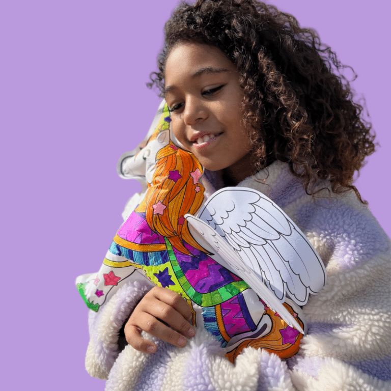 Coloriage gonflable géant - Licorne - Ara Créative, vue d'ambiance d'une enfant avec sa création