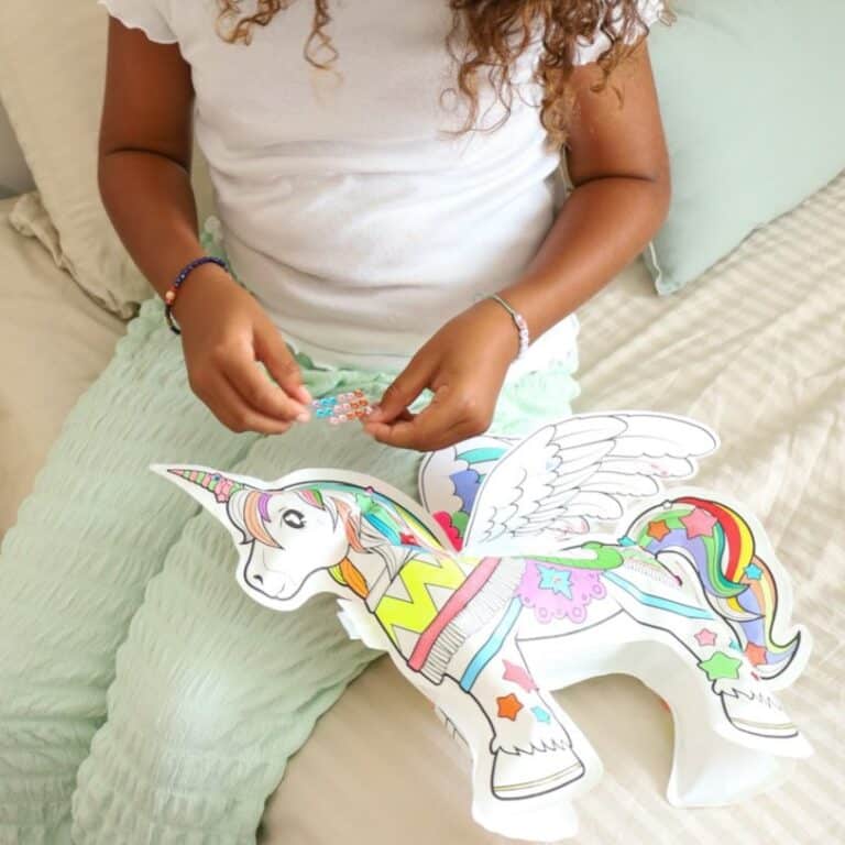 Coloriage gonflable géant - Licorne - Ara Créative, vue d'ambiance d'une enfant avec sa création