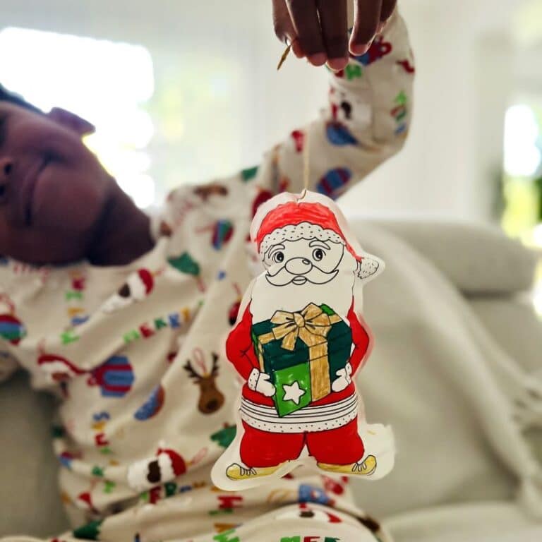 Coloriages gonflables - Noël - Ara Créative, vue d'ambiance d'un enfant avec sa création
