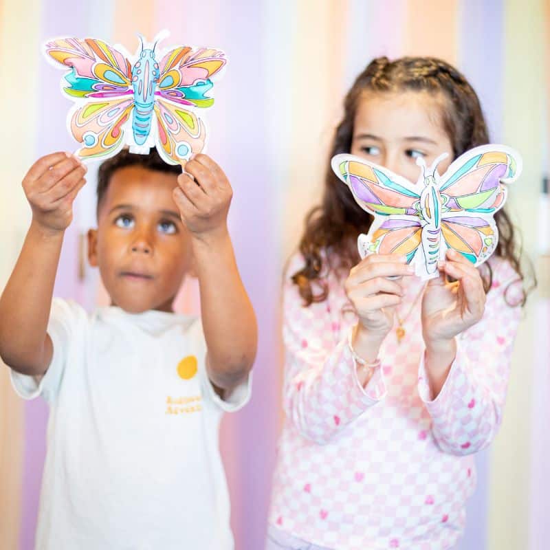 Coloriages gonflables - Papillons - Ara Créative, vue d'ambiance de 2 enfants avec leurs créations