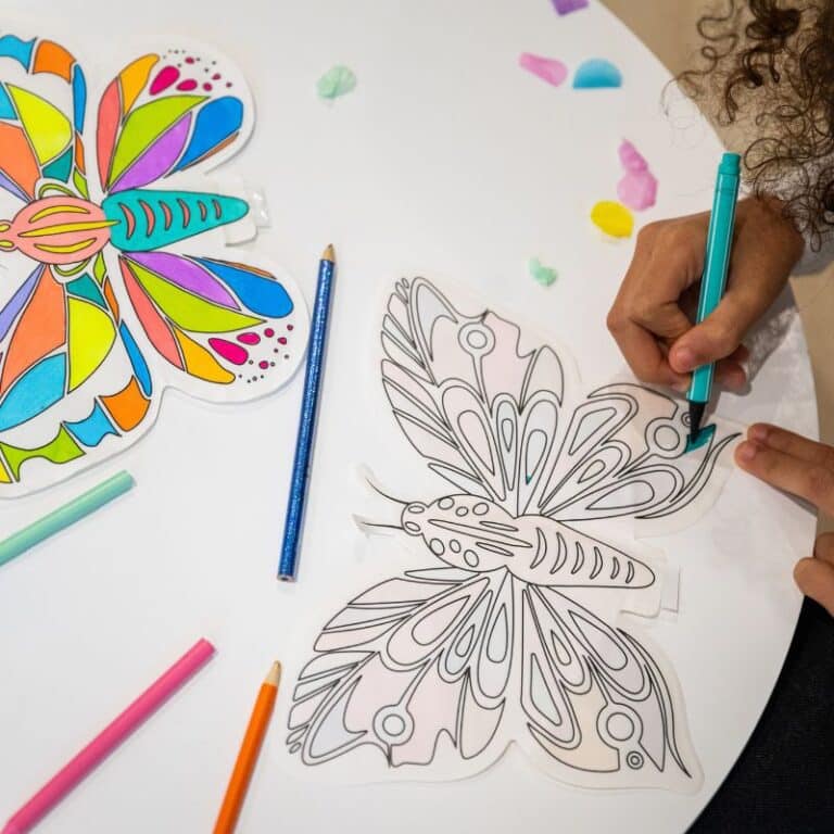 Coloriages gonflables - Papillons - Ara Créative, vue d'ambiance d'un enfant qui colorie