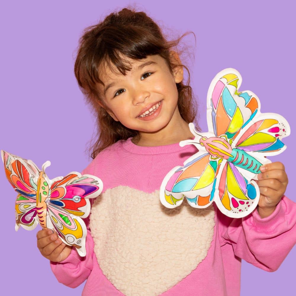 Coloriages gonflables - Papillons - Ara Créative, vue d'ambiance d'un enfant avec ses créations