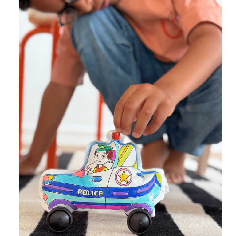 Coloriages gonflables - Police et pompier - Ara Créative, vue d'ambiance de la voiture de police