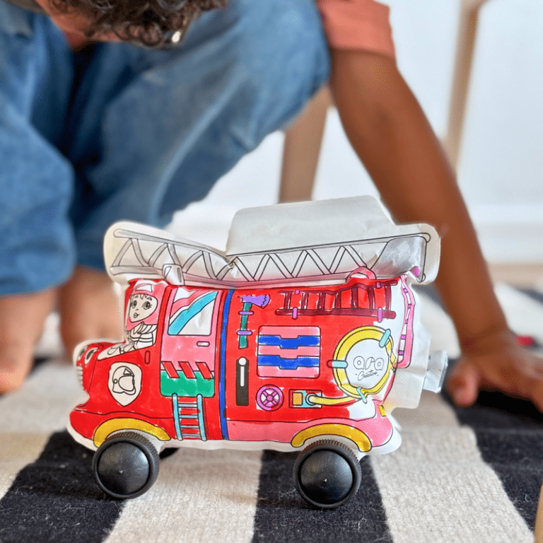 Coloriages gonflables - Police et pompier - Ara Créative, vue d'ambiance du camion de pompier