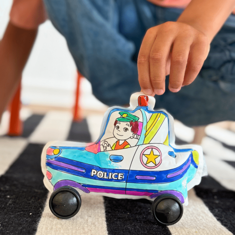 Coloriages gonflables - Police et pompier - Ara Créative, vue d'ambiance de la voiture de police