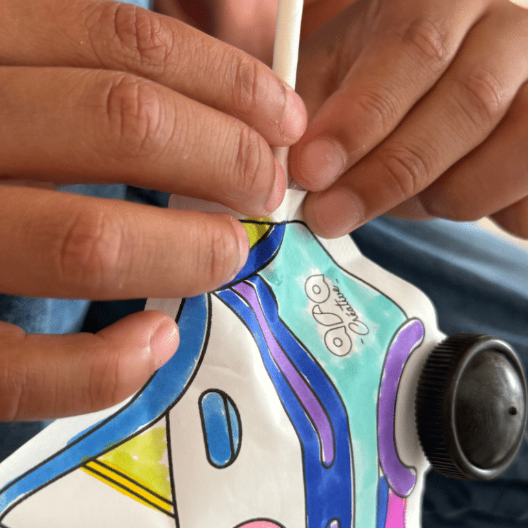 Coloriages gonflables - Police et pompier - Ara Créative, vue d'ambiance de la voiture de police au moment de gonfler