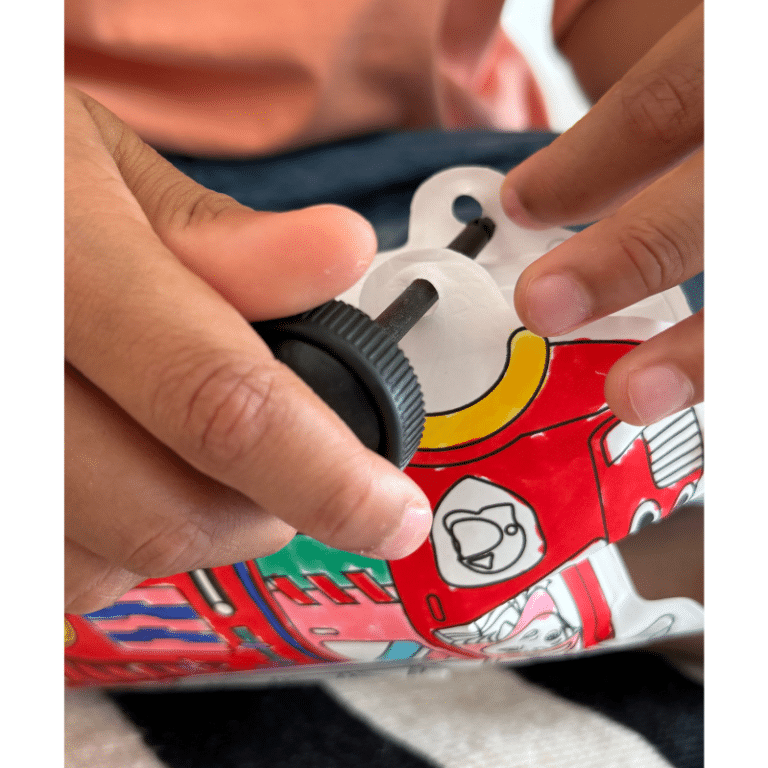 Coloriages gonflables - Police et pompier - Ara Créative, vue d'ambiance du camion de pompier au moment de mettre les roues