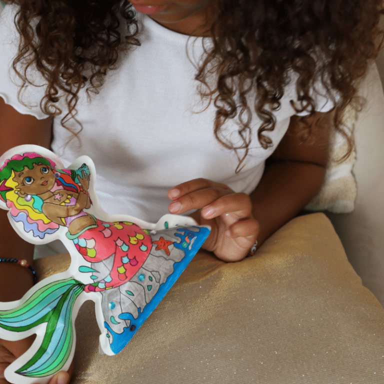 Coloriages gonflables - Sirènes - Ara Créative, vue d'ambiance d'une enfant avec son coloriage