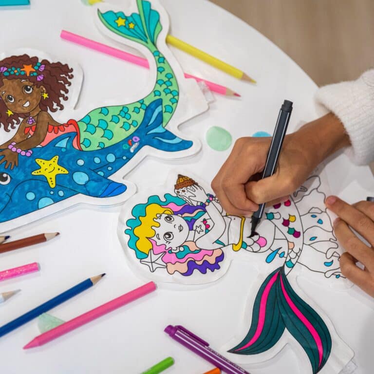 Coloriages gonflables - Sirènes - Ara Créative, vue d'ambiance d'une enfant qui colorie