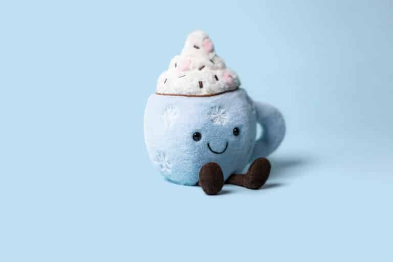 Doudou chocolat chaud Amuseables aux guimauves - Jellycat, vue d'ambiance zoom