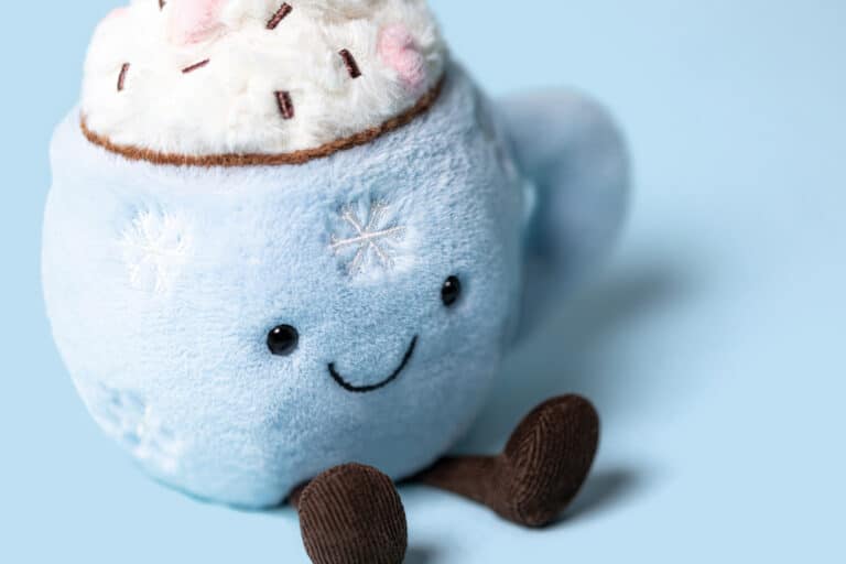 Doudou chocolat chaud Amuseables aux guimauves - Jellycat, vue d'ambiance zoom
