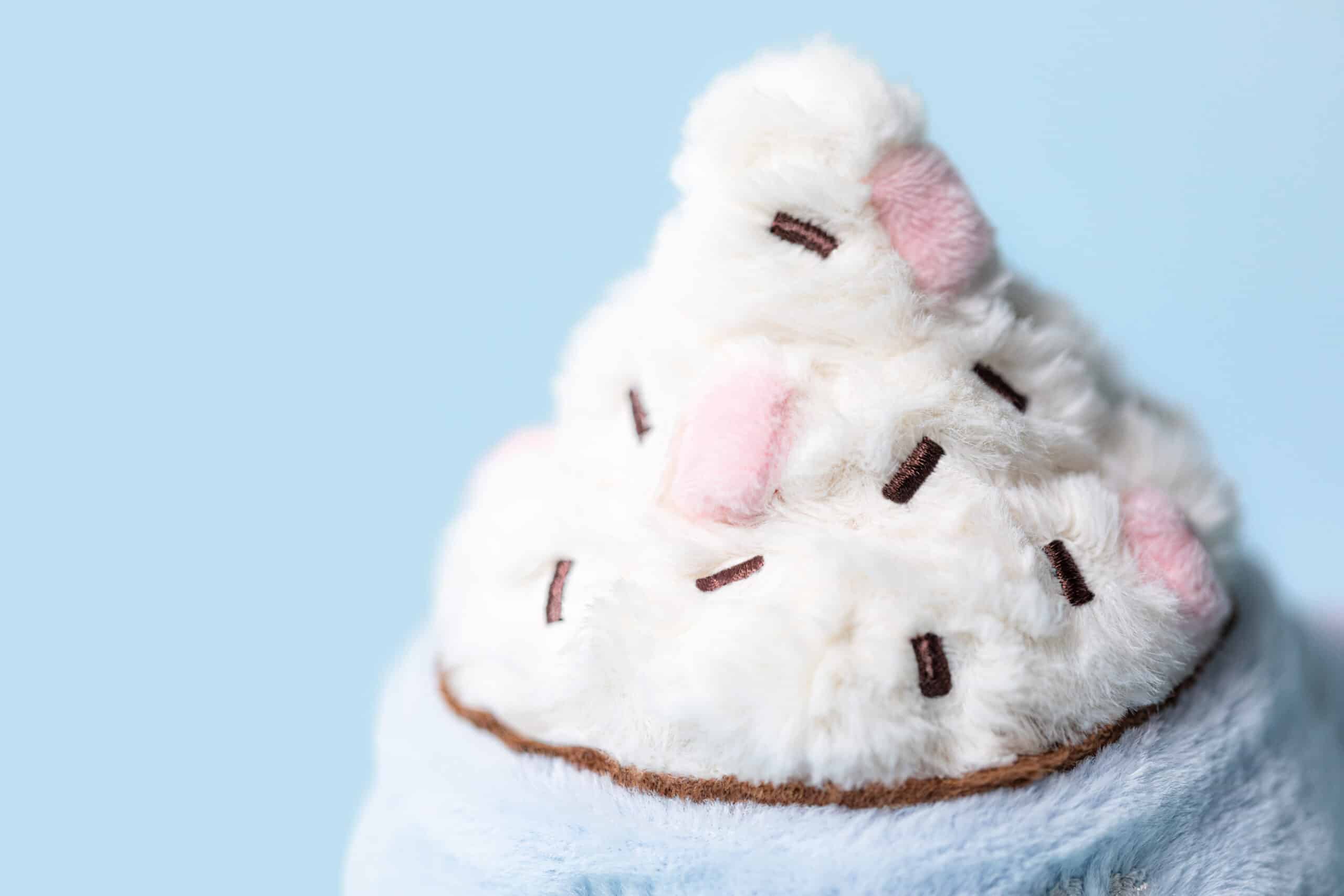 Doudou chocolat chaud Amuseables aux guimauves - Jellycat, vue d'ambiance zoom chantilly