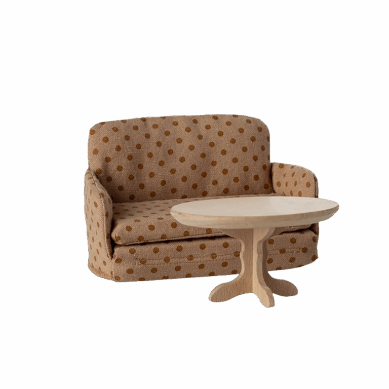 Canapé-lit pour souris et lapins - Pois - Maileg, vue de face avec une table basse sur fond blanc