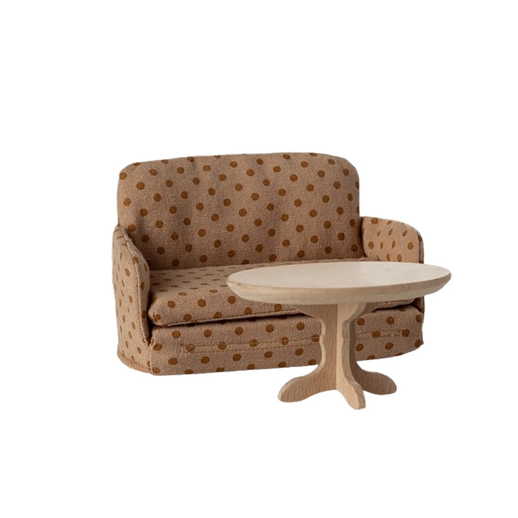 Canapé-lit pour souris et lapins - Pois - Maileg, vue de face avec une table basse sur fond blanc