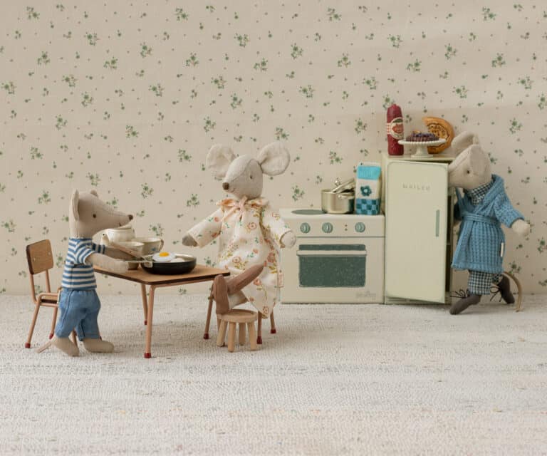 Chaise - Rose poudrée - Maileg, vue d'ambiance dans une cuisine - Idées cadeaux Noël 2025, Liste de naissance, Magasin pour bébé à Vannes Lorient