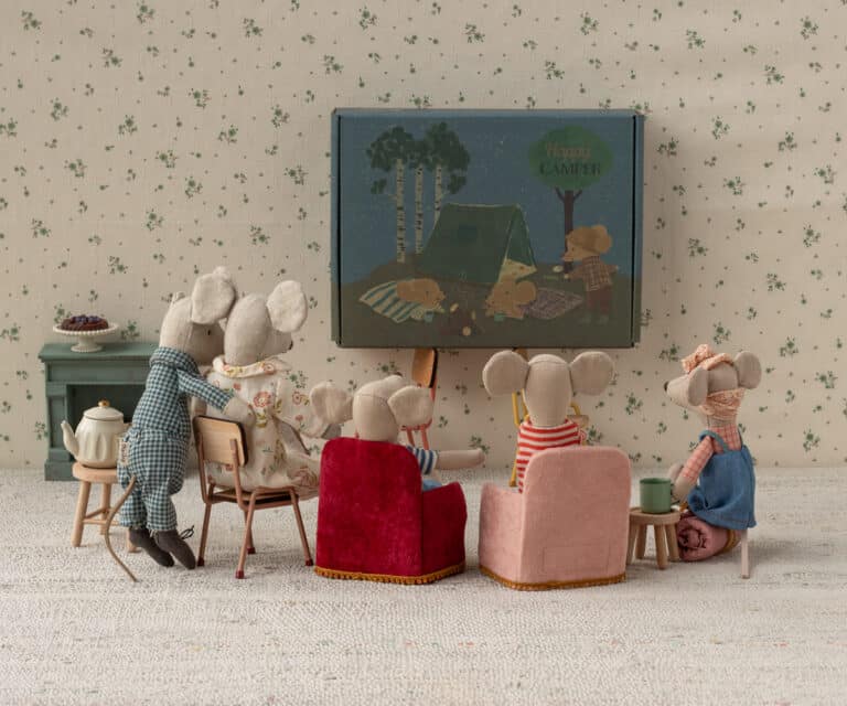 Fauteuil velours rouge - Pour lapins et souris - Maileg, vue d'ambiance dans un salon