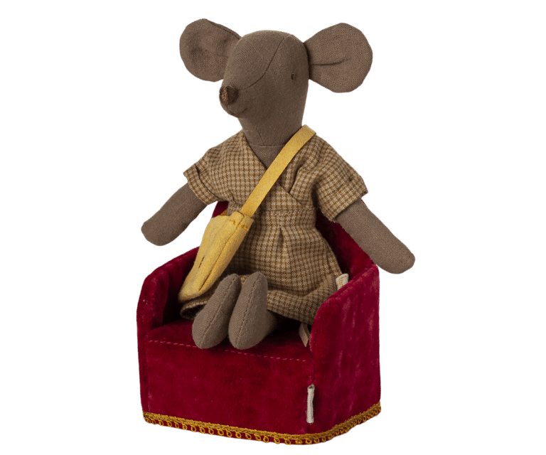 Fauteuil velours rouge - Pour lapins et souris - Maileg, vue de face sur fond blanc avec une souris