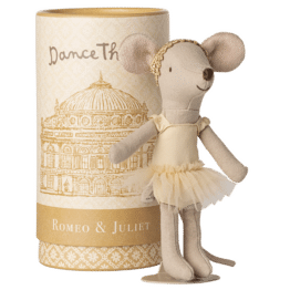 Souris danseuse de ballet dans sa boîte - Grande sœur Juliette - Maileg, vue de face sur fond blanc avec sa boîte