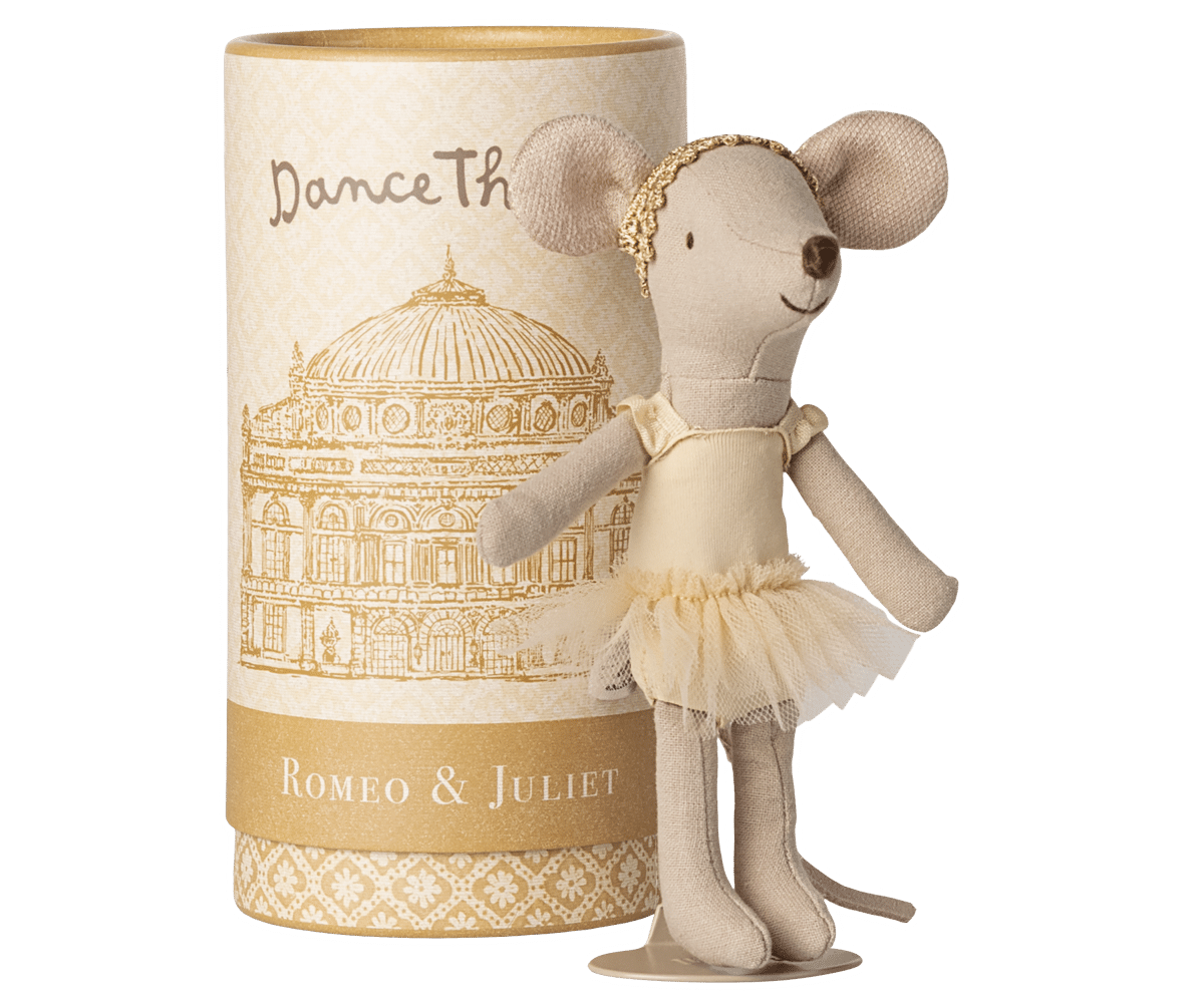 Souris danseuse de ballet dans sa boîte - Grande sœur Juliette - Maileg, vue de face sur fond blanc avec sa boîte