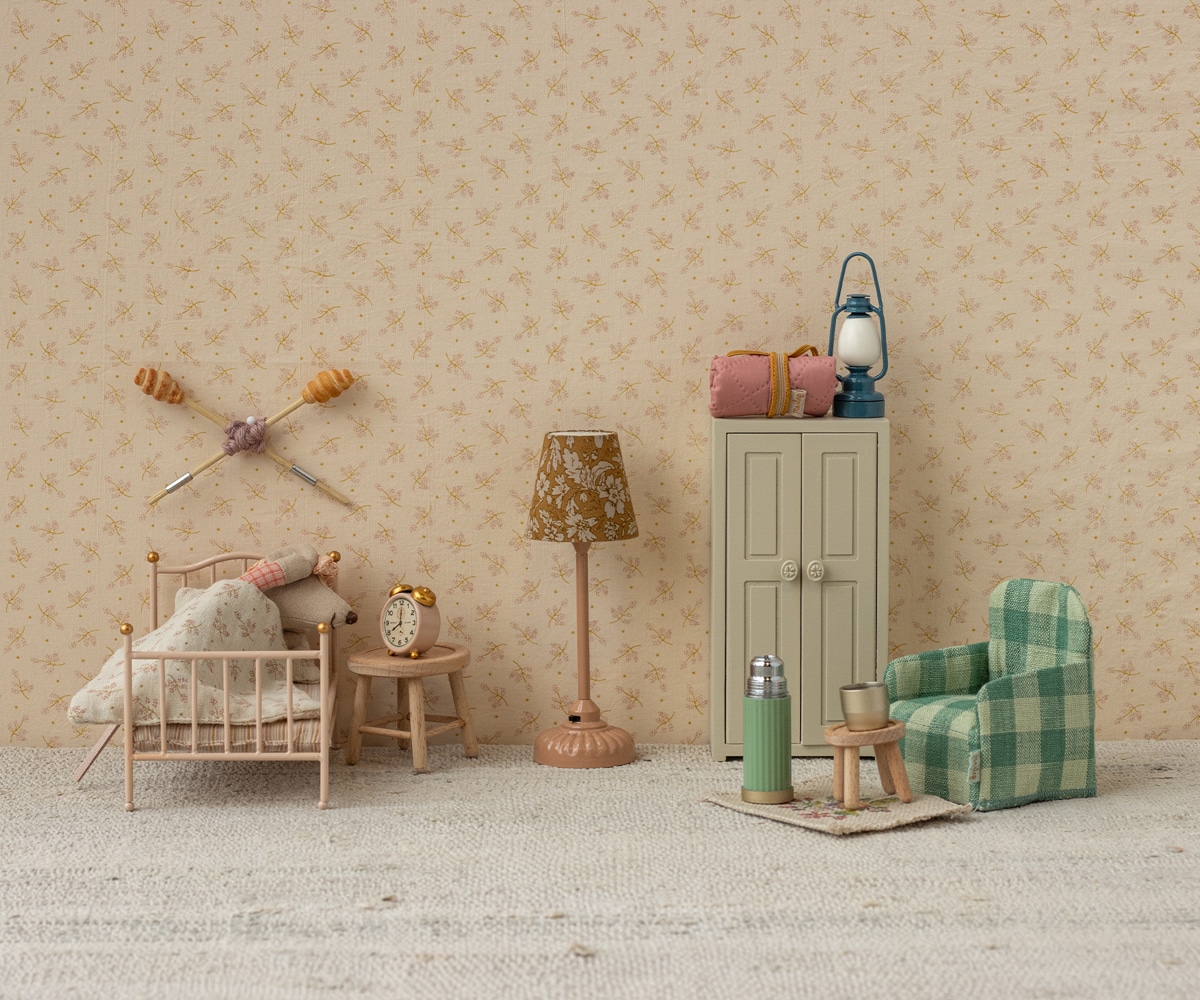 Lampe sur pied vintage - Rose poudrée - Maileg, vue d'ambiance dans une chambre - Idées cadeaux Noël 2025, Liste de naissance, Magasin pour bébé à Vannes Lorient