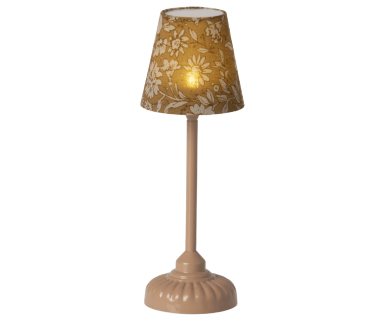 Lampe sur pied vintage - Rose poudrée - Maileg, vue sur fond blanc allumée - Idées cadeaux Noël 2025, Liste de naissance, Magasin pour bébé à Vannes Lorient