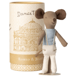 Souris danseur de ballet dans sa boîte - Grand frère Romeo - Maileg, vue de face sur fond blanc avec sa boîte