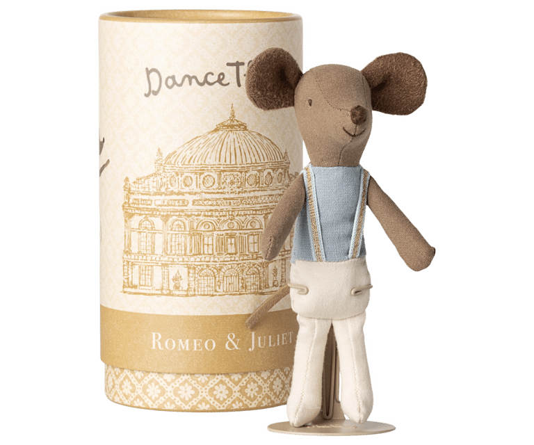 Souris danseur de ballet dans sa boîte - Grand frère Romeo - Maileg, vue de face sur fond blanc avec sa boîte