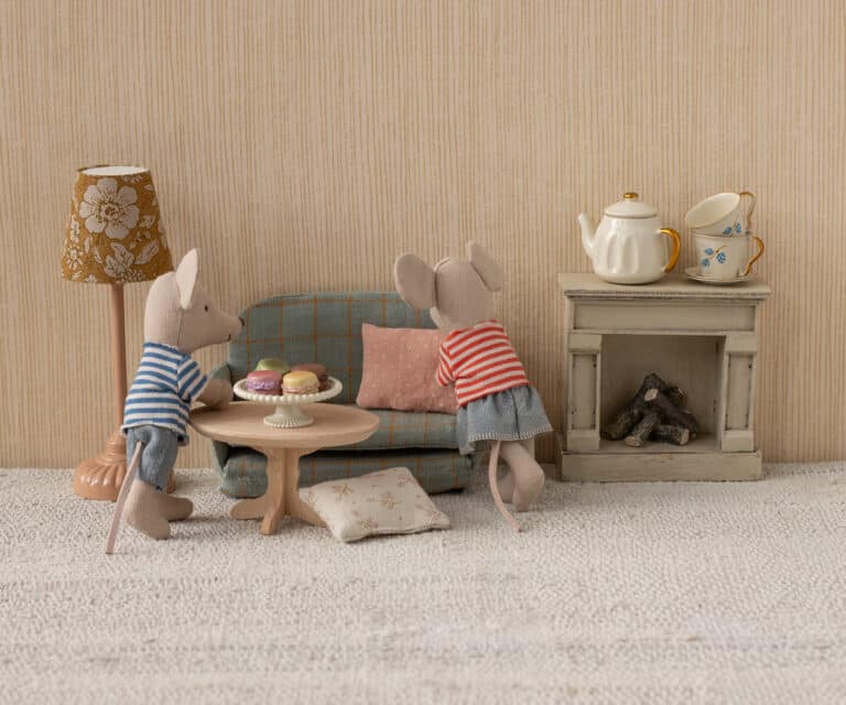 Table basse ovale - Bois naturel - Maileg, vue d'ambiance dans un salon