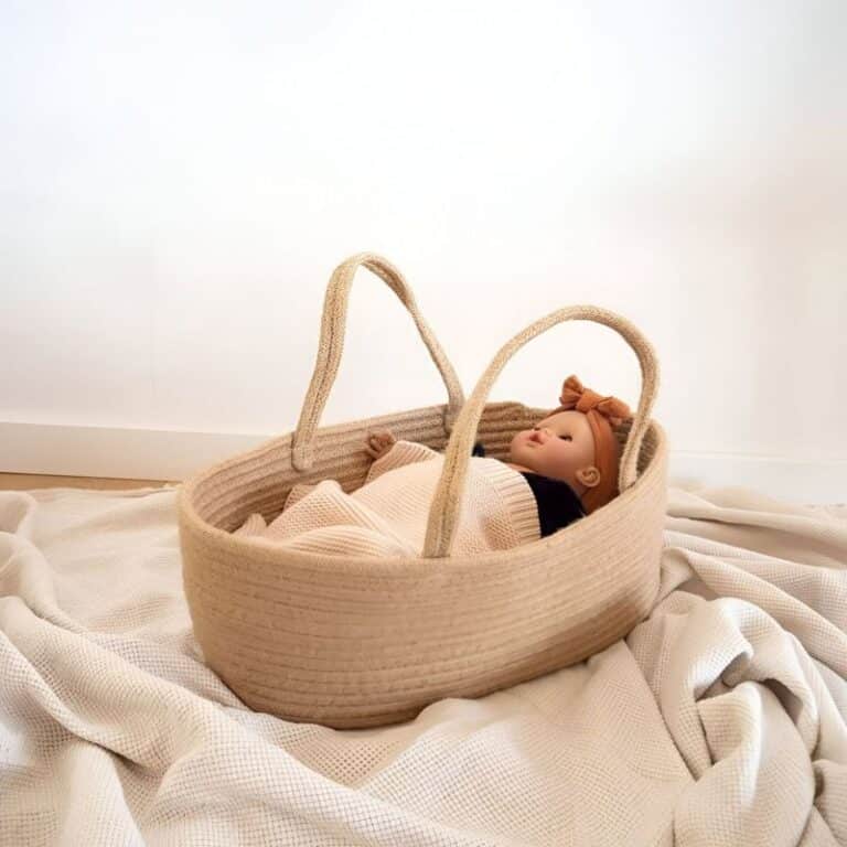 Ce couffin en corde tressée à la main offre un nid douillet aux poupées jusqu’à 38 cm. Complet avec un matelas en coton et une couverture tricotée, il est idéal pour les enfants dès 3 ans.
