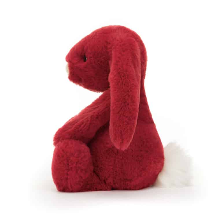 Doudou Lapin de Luxe Scarlett – Élégance rubis et douceur enveloppante de Jellycat - Vu de côté sur fond blanc