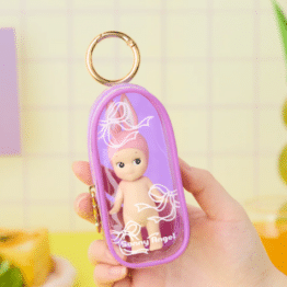 Sonny Angel® My Bestie Case, vue d'ambiance avec une figurine à l'intérieur
