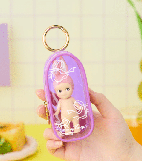 Sonny Angel® My Bestie Case, vue d'ambiance avec une figurine à l'intérieur
