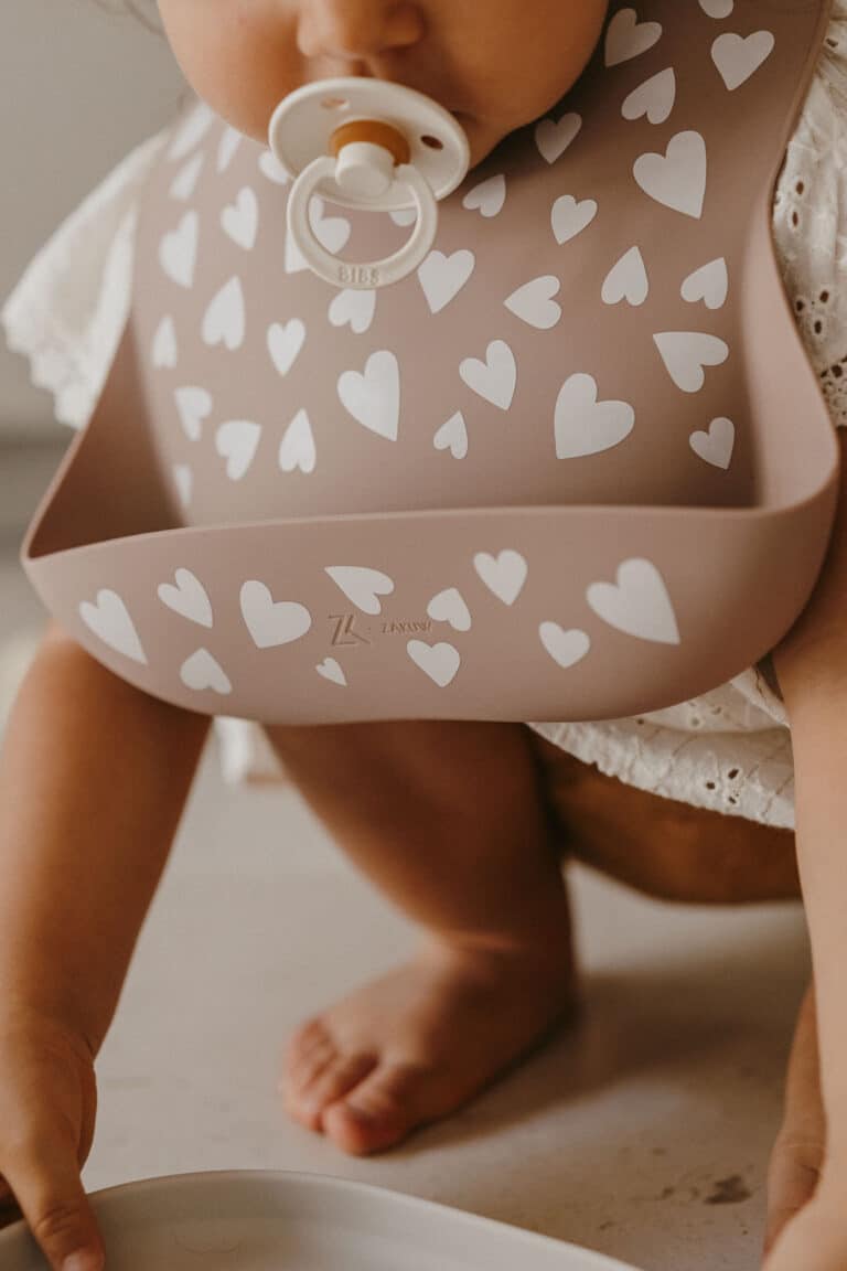 Bavoir en silicone taupe “Love” – Zakuw - Ambiance