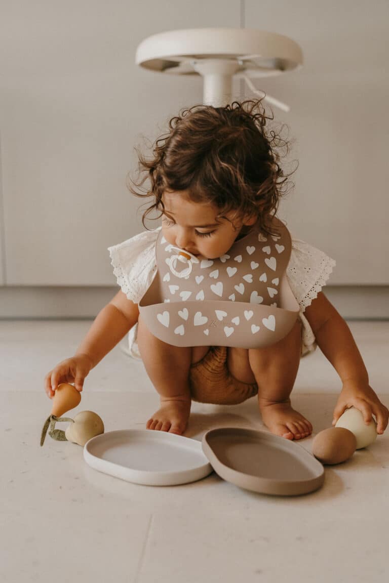 Bavoir en silicone taupe “Love” – Zakuw - Ambiance