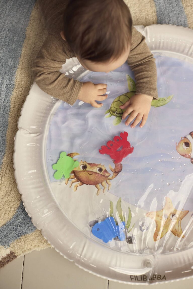 Tapis d'éveil avec de l'eau, tapis d'éveil bébé, éveiller bébé jeu d'eau, jouet eau bébé, éveil de bébé, jouets éveil, jeux éveil, activité nounou, activité montessori, idées cadeaux Noël, cadeaux bébé, liste de naissance, jouet salon bébé, piscine bébé, little marmaille magasin de jouets, boutique idées cadeaux enfants,
