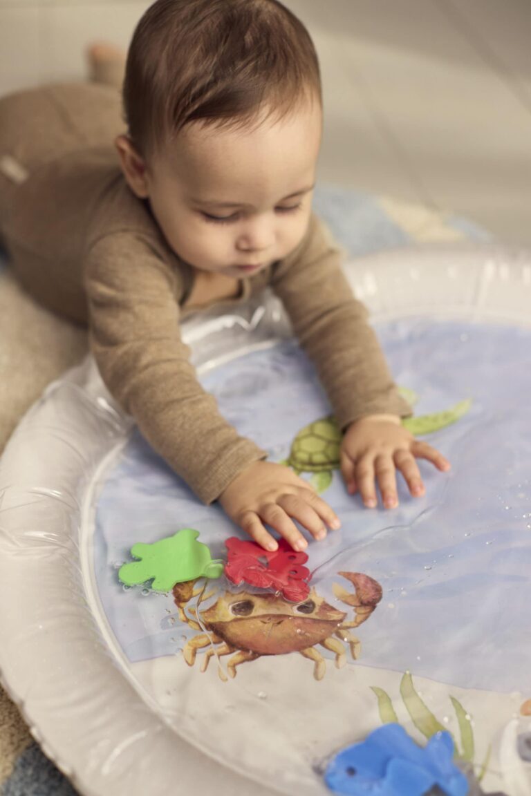 Tapis d'éveil avec de l'eau, tapis d'éveil bébé, éveiller bébé jeu d'eau, jouet eau bébé, éveil de bébé, jouets éveil, jeux éveil, activité nounou, activité montessori, idées cadeaux Noël, cadeaux bébé, liste de naissance, jouet salon bébé, piscine bébé, little marmaille magasin de jouets, boutique idées cadeaux enfants,