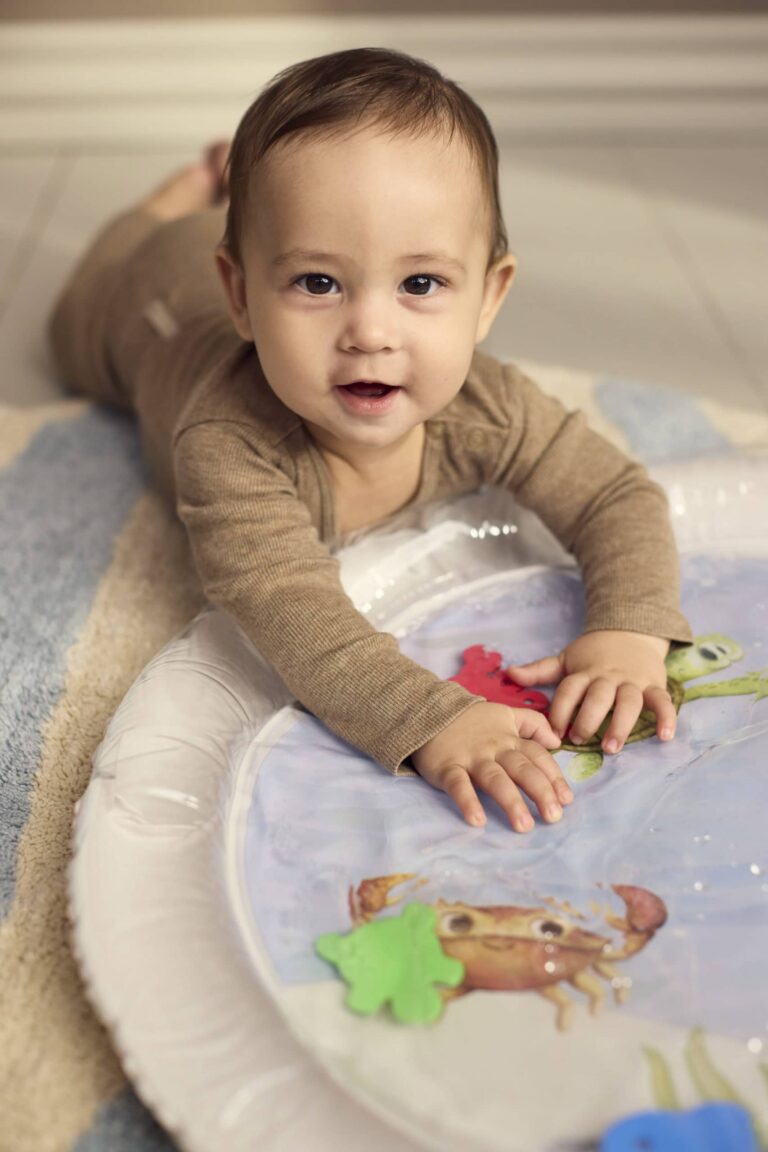 Tapis d'éveil avec de l'eau, tapis d'éveil bébé, éveiller bébé jeu d'eau, jouet eau bébé, éveil de bébé, jouets éveil, jeux éveil, activité nounou, activité montessori, idées cadeaux Noël, cadeaux bébé, liste de naissance, jouet salon bébé, piscine bébé, little marmaille magasin de jouets, boutique idées cadeaux enfants,
