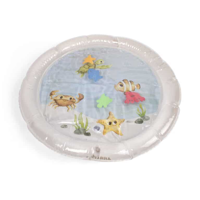 Tapis d'éveil avec de l'eau, tapis d'éveil bébé, éveiller bébé jeu d'eau, jouet eau bébé, éveil de bébé, jouets éveil, jeux éveil, activité nounou, activité montessori, idées cadeaux Noël, cadeaux bébé, liste de naissance, jouet salon bébé, piscine bébé, little marmaille magasin de jouets, boutique idées cadeaux enfants,