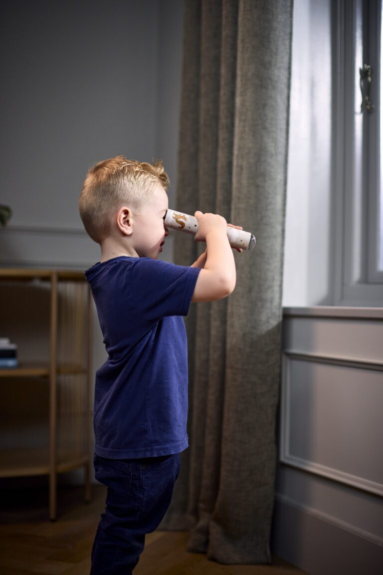 kaléidoscope enfants, jouets anciens enfants, jeu vintage à offrir, ancien jouet enfant, kaléidoscope étoiles, idées cadeaux enfants, petits cadeaux anniversaire, jeux de Noël enfants, jouets 2 ans, idées cadeaux Noël 2 ans