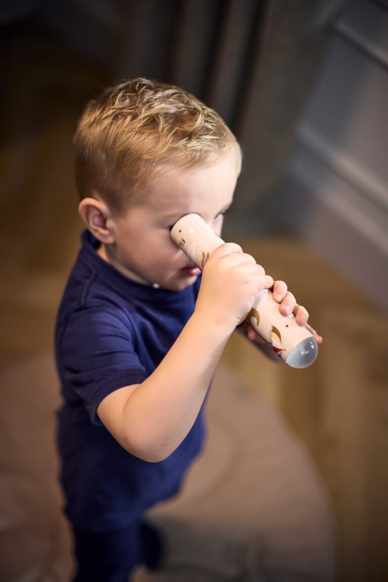 kaléidoscope enfants, jouets anciens enfants, jeu vintage à offrir, ancien jouet enfant, kaléidoscope étoiles, idées cadeaux enfants, petits cadeaux anniversaire, jeux de Noël enfants, jouets 2 ans, idées cadeaux Noël 2 ans