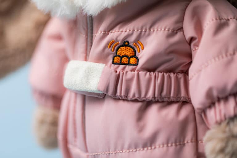 Doudou Bashful lapin combinaison de ski -Jellycat, vue d'ambiance avec zoom sur la combinaison