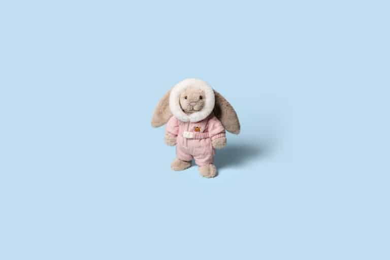Doudou Bashful lapin combinaison de ski -Jellycat, vue d'ambiance debout de face