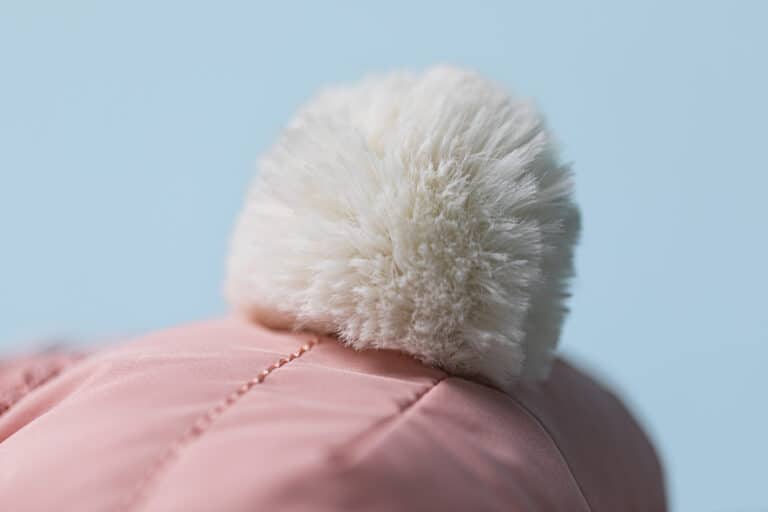 Doudou Bashful lapin combinaison de ski -Jellycat, vue d'ambiance avec zoom de sa queue