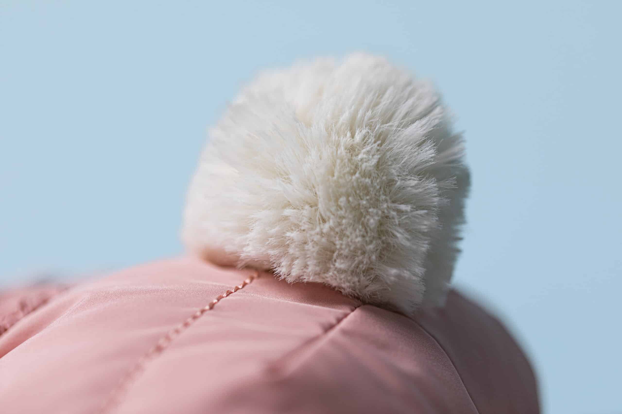 Doudou Bashful lapin combinaison de ski -Jellycat, vue d'ambiance avec zoom de sa queue