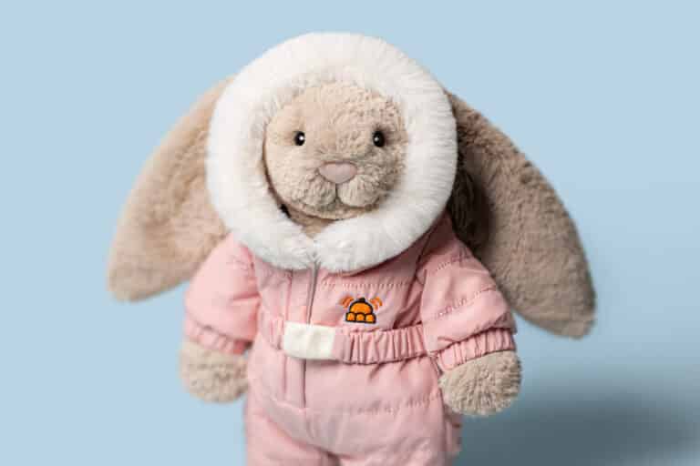 Doudou Bashful lapin combinaison de ski -Jellycat, vue rapprochée d'ambiance debout de face