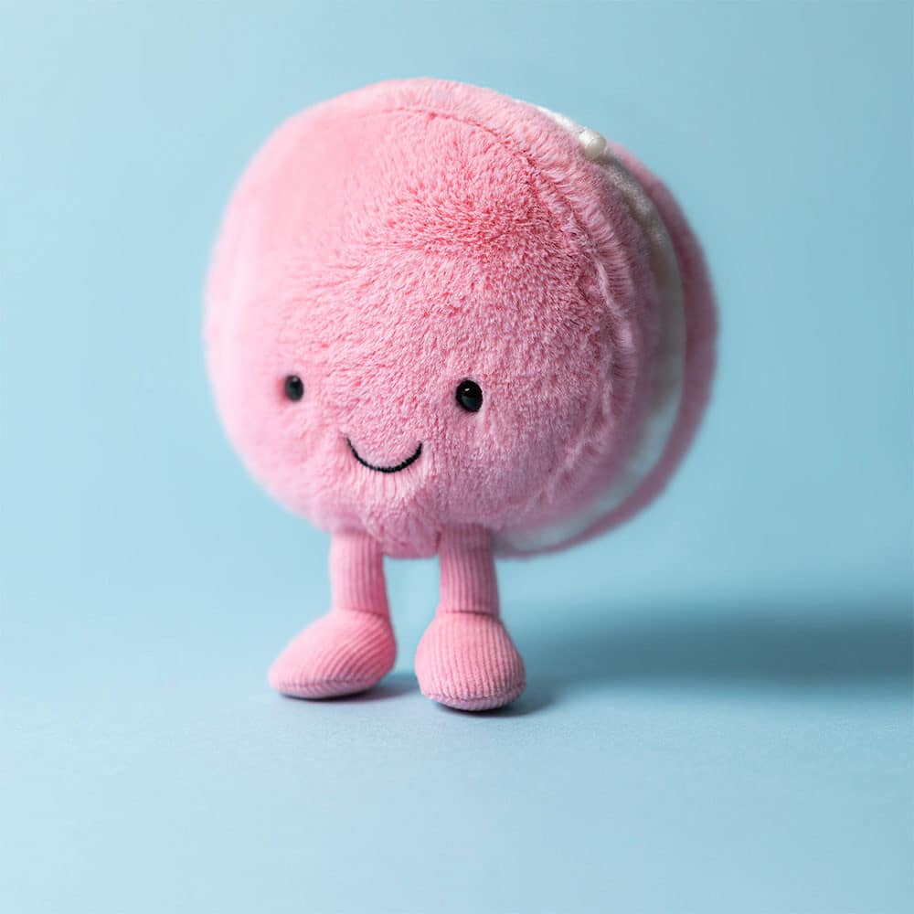 Doudou macaron amuseables rose Mia - Jellycat, vue d'ambiance debout de face