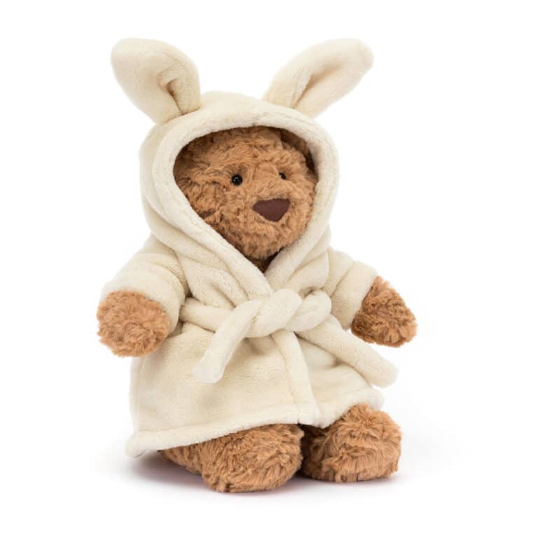 Doudou Ours Bartholomew en Peignoir – Jellycat - Vu de face sur fond blanc Jellycat pas cher - Jellycat rare - jellycat collection - réduction Jellycat - Jellycat vieille collection - Jellycat doudou ours peignoir - Magasin de peluches Vannes