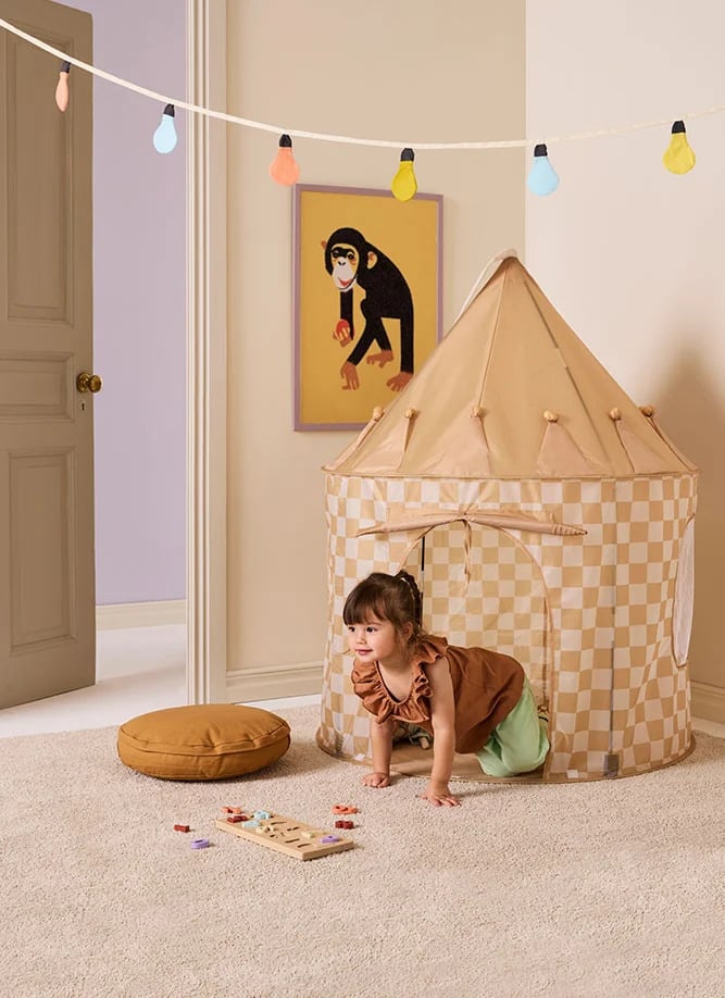 Tente de jeu chapiteau - Carreaux - Kid's concept, vue de face dans une chambre avec un enfant